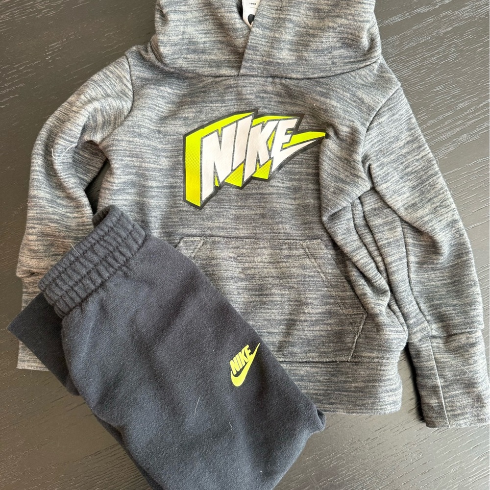 Nike Sweatshirt/Sweatpants Outfit